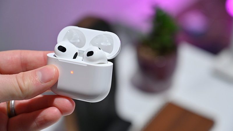 AirPods hiển thị đèn LED màu cam