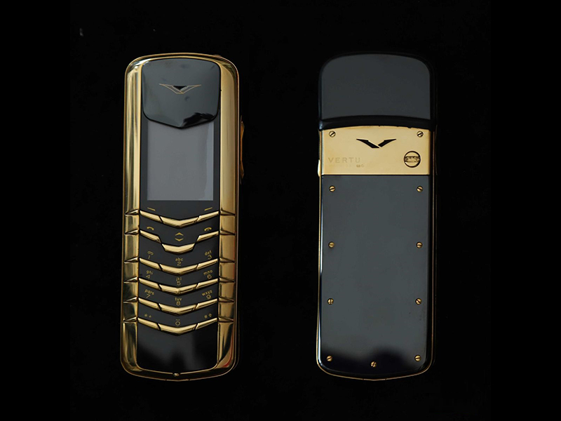 Một chiếc Vertu Signature M Gold