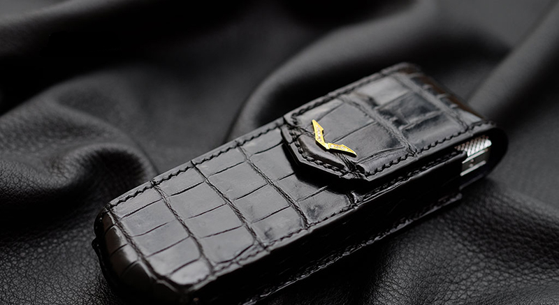 Một chiếc Vertu được bọc bằng da cá sấu