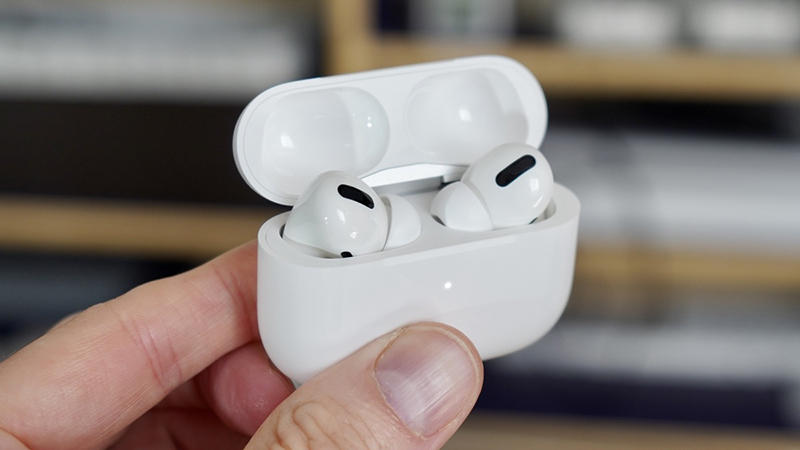 Để hộp sạc AirPods mở