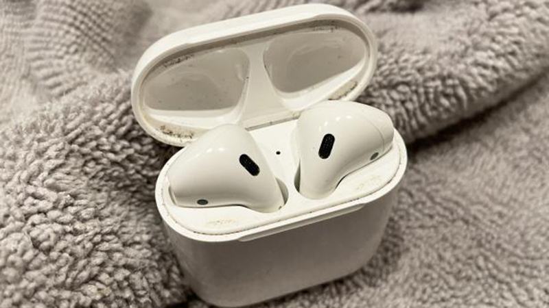 AirPods rất dễ bị dính bẩn nhưng lại khó làm sạch