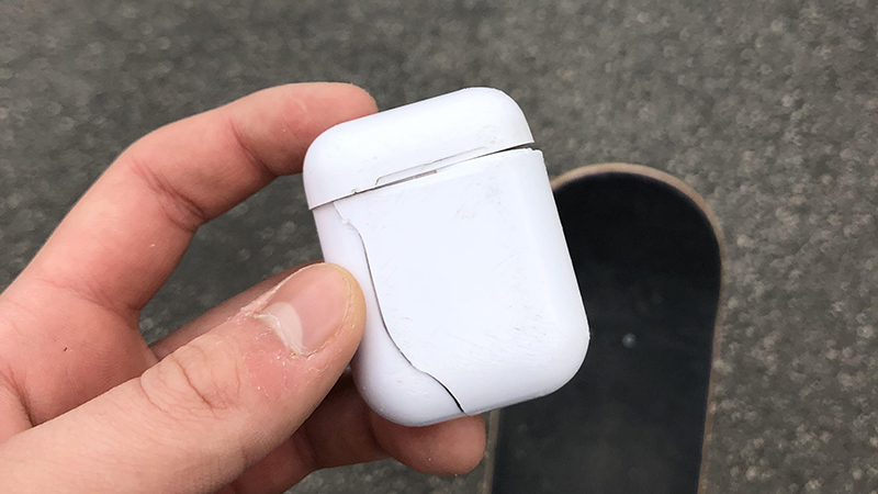 Không nên mua những chiếc AirPods có dấu hiệu trầy xước, móp méo