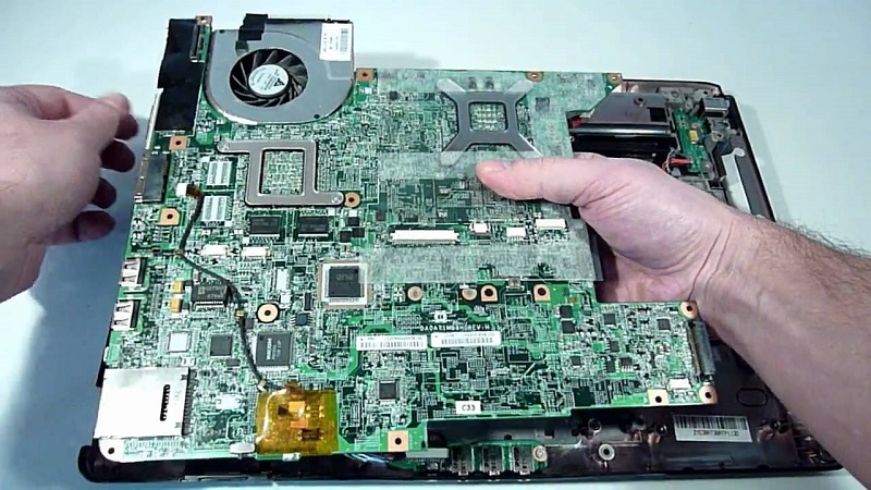 Tháo máy và kiếm viên pin trên bo mạch