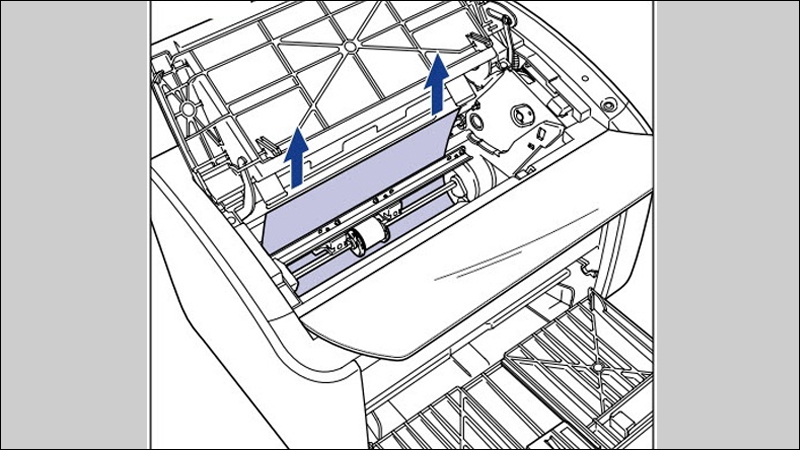 Sử dụng 2 tay luồn vào mặt sau của giấy rồi kéo từ từ ra