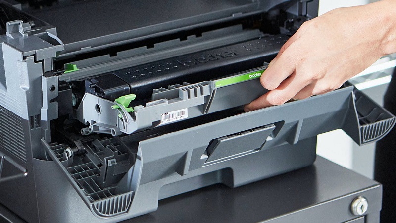 Tháo khay giấy mà hộp mực để lấy giấy kẹt ra