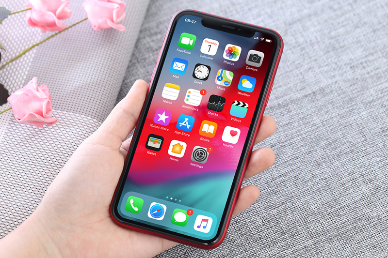 Giống với mẫu điện thoại đời trước, iPhone XR cũng sở hữu màn hình tai thỏ tràn viền