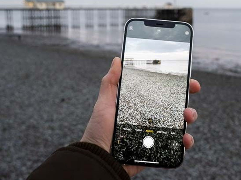 Mở nhanh Máy ảnh bằng cách nhấn vào biểu tượng  ở góc dưới bên phải 