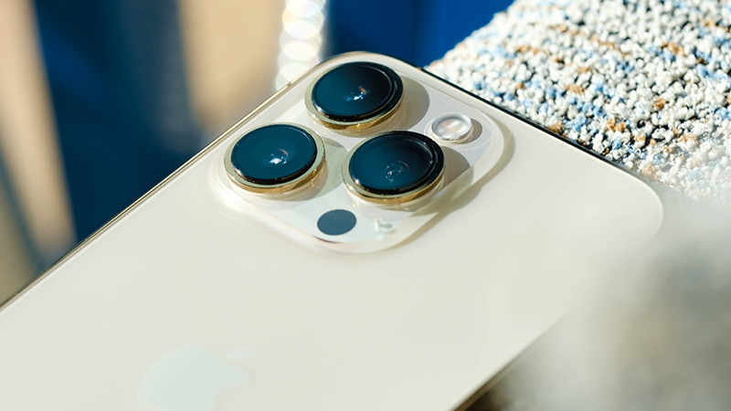 iPhone 13 Pro có 3 camera 12 MP xếp xen kẽ thành một cụm vuông