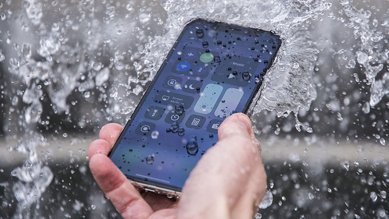iPhone 13 Pro và iPhone 11 Pro đều đạt tiêu chuẩn kháng nước và bụi IP68 