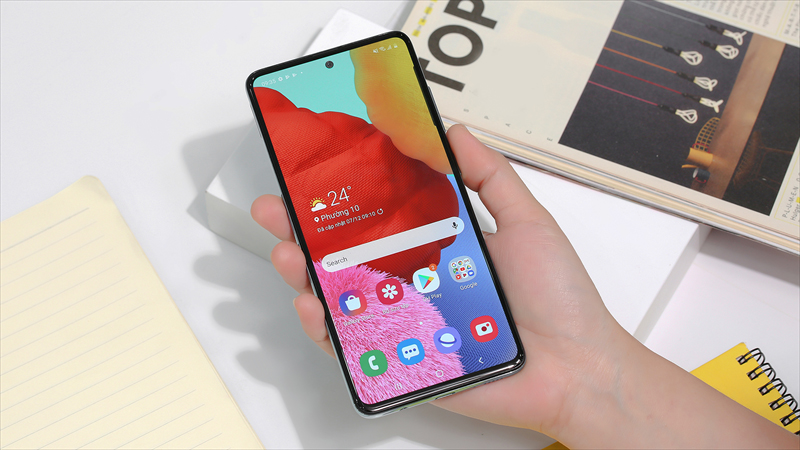 Samsung Galaxy A51 có kích thước nhỏ và vừa vặn tay hơn so với A71