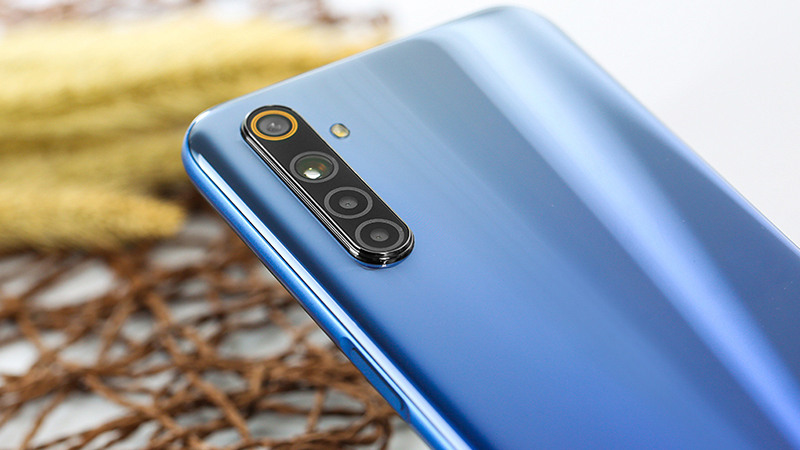 Mặt sau của Realme 6 là cụm camera 4 ống kính với camera chính 64 MP