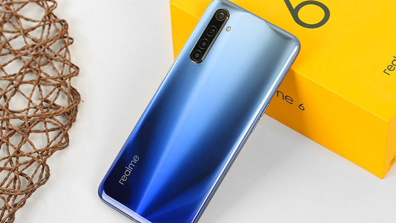 Mặt sau của Realme 6 được làm nổi bật hiệu ứng phản chiếu ánh sáng 