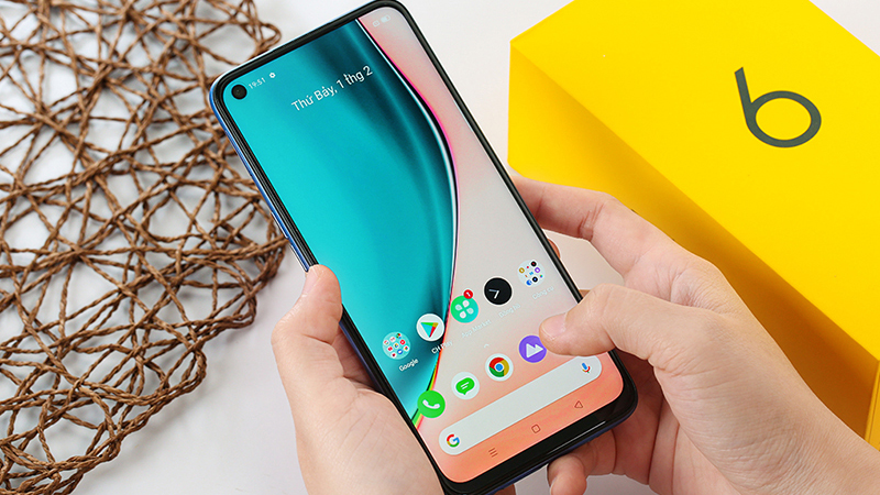 Màn hình của Realme 6 dùng tấm nền IPS và cho tỷ lệ hiển thị lên tới 90.5%