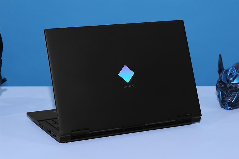 HP Omen 15 trông như một viên kim cương đen đẳng cấp