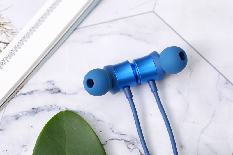 Tai nghe Bluetooth Mozard S205A sở hữu thiết kế khá trời trang, nhỏ gọn