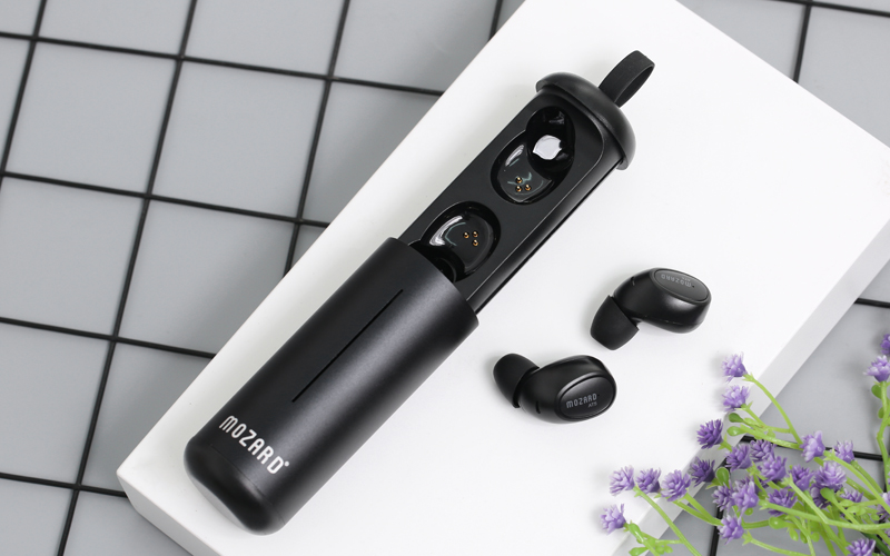 Tai nghe True Wireless Mozard AT5 là chiếc tai nghe nhét tai có thiết kế đơn giản và dễ mang theo