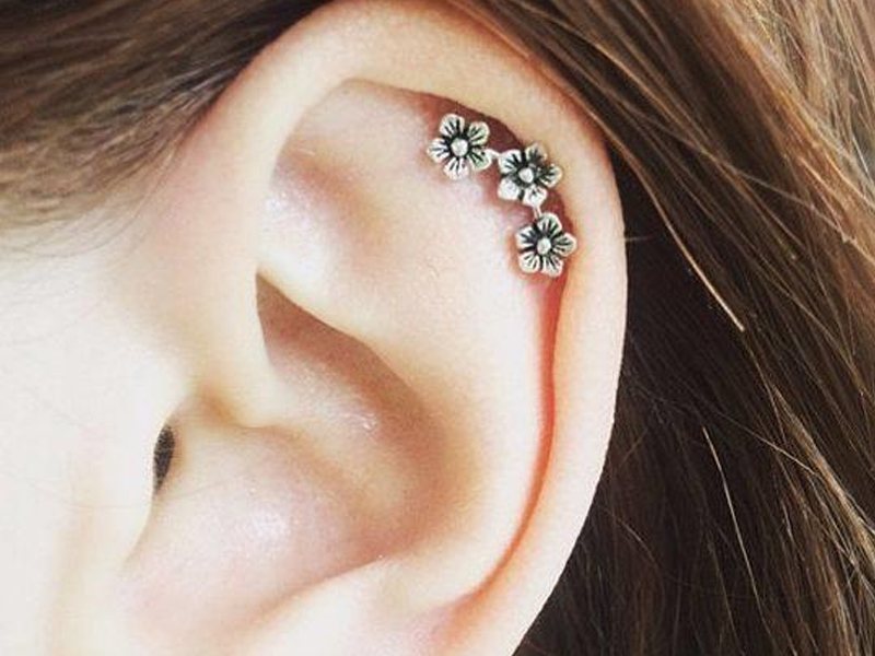 Xỏ vị trí Helix với khuyên hình hoa
