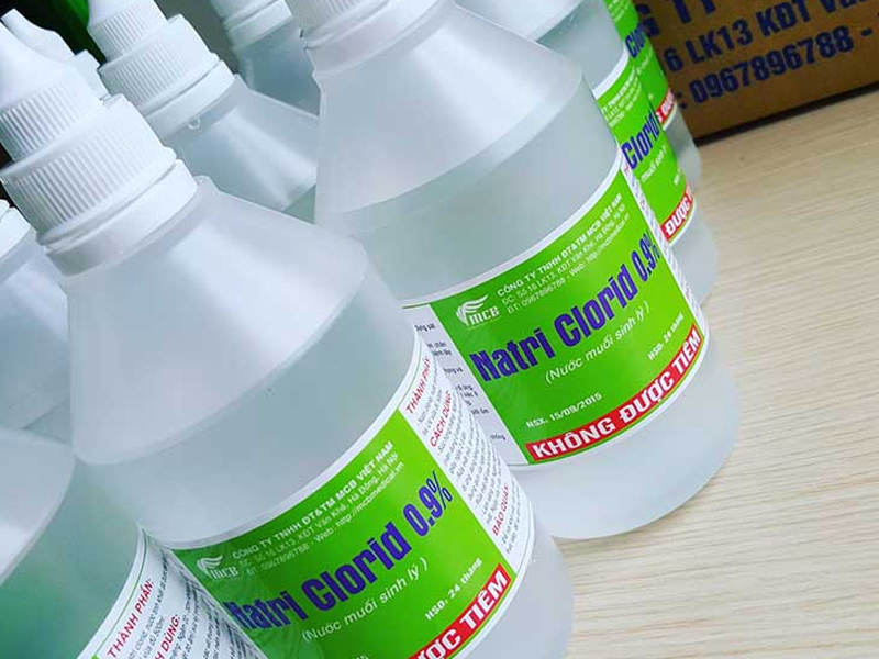 Vệ sinh khuyên tai và lỗ xỏ bằng nước muối biển