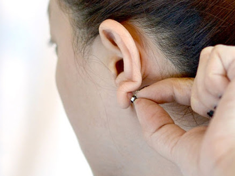 Tránh để đồ vật vướng vào lỗ xỏ