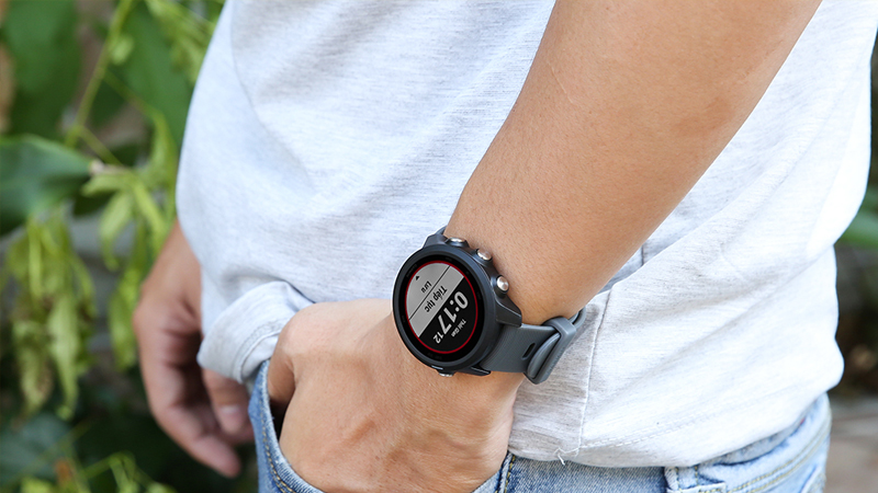 Đồng hồ Garmin Forerunner 245 có thiết kế trẻ trung