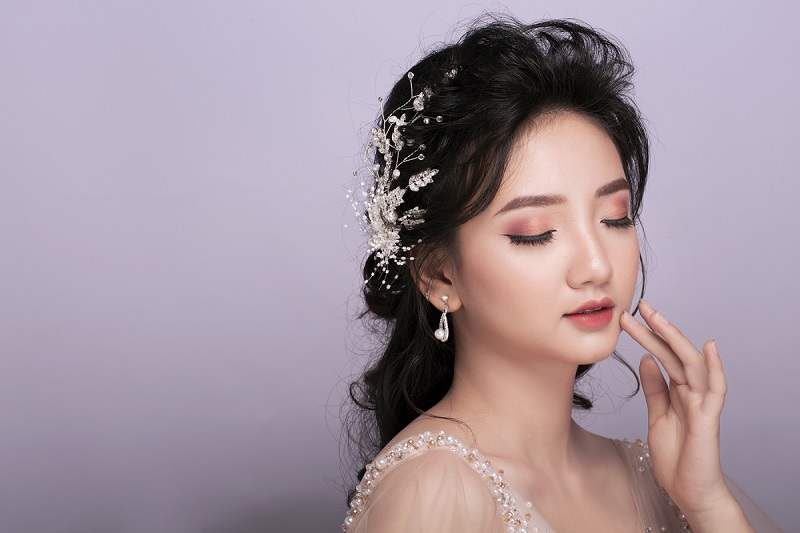 Đeo trang sức sau khi makeup xong