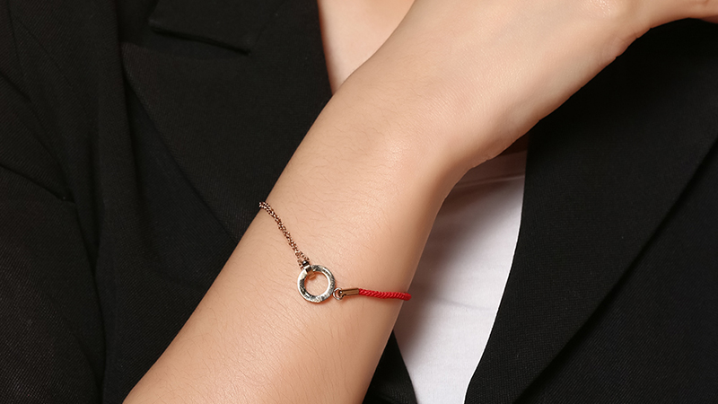 Chiếc vòng tay AVJ.T000068.00 có thiết kế trẻ trung, hiện đại