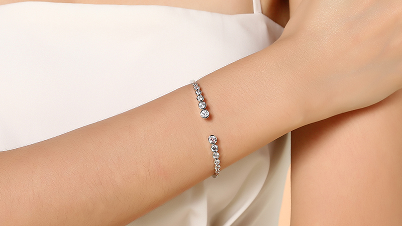 Thiết kế vòng tay AVJ.B000150.00 nổi bật với các đường nét trẻ trung