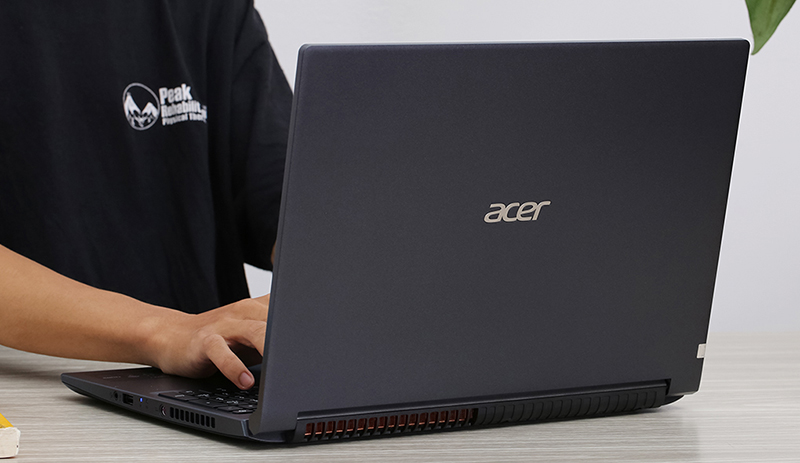 Laptop Acer Aspire 7 Gaming sở hữu phong cách thiết kế độc đáo, thời thượng cùng hiệu năng mạnh mẽ và vỏ nhựa bền chắc