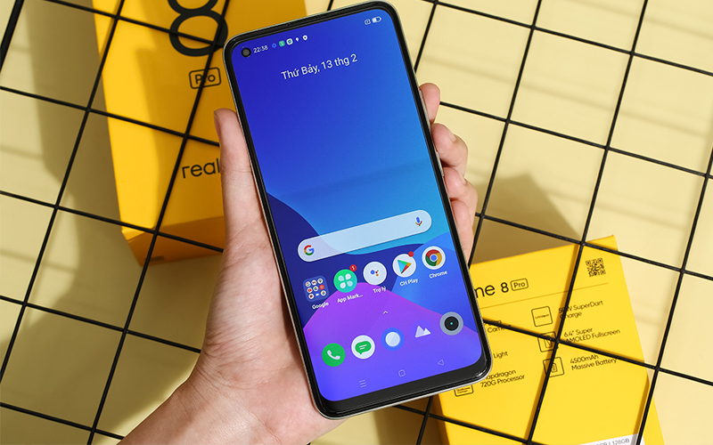 Màn hình Realme 8 Pro có kích thước 6.4 inch, sử dụng công nghệ Super AMOLED