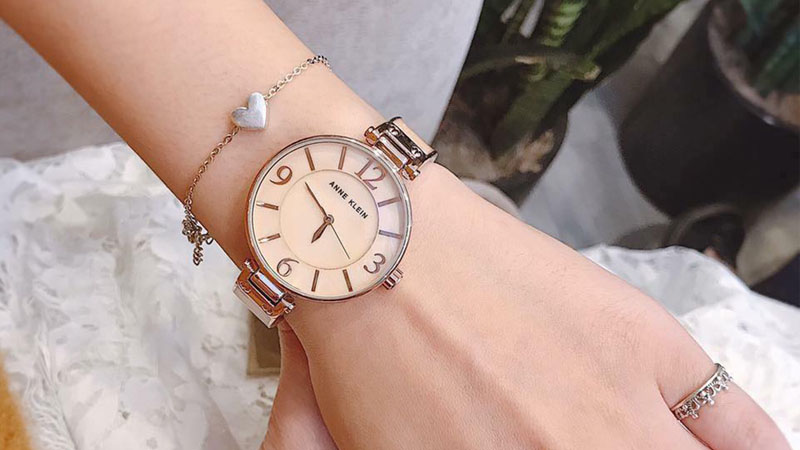 Đồng hồ nữ Anne Klein sở hữu thiết kế tươi mới, trẻ trung