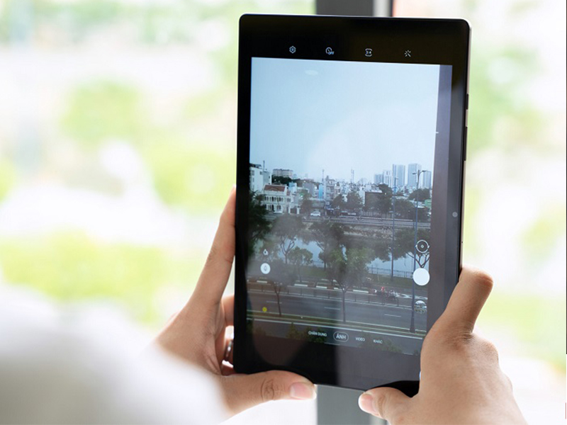 Cả hai chiếc tablet đều sở hữu các chi tiết camera giống nhau 
