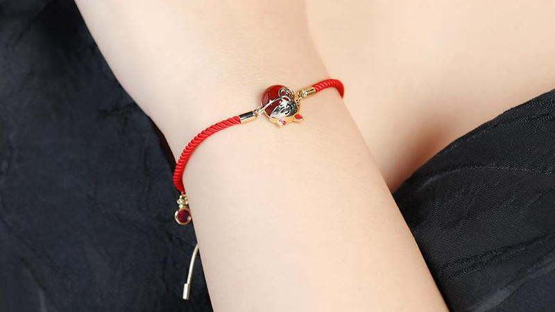 Thiết kế vòng tay đơn giản với điểm nhấn đặc trưng