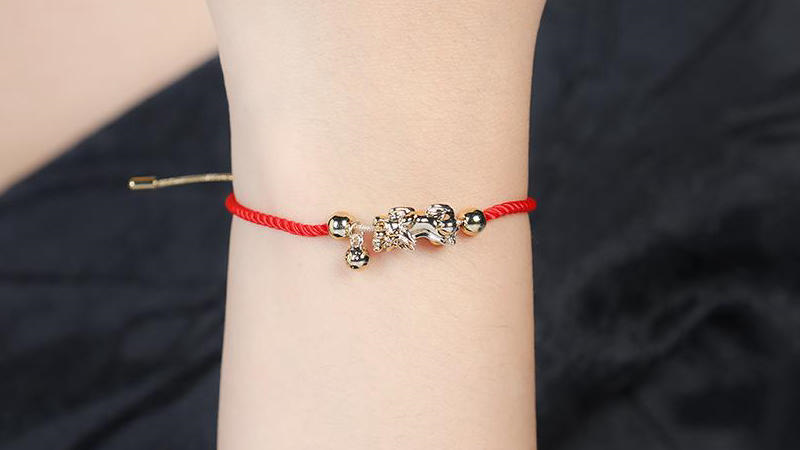 Thiết kế vòng tay thời thượng với các đường nét trẻ trung