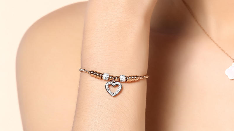 Thiết kế vòng charm ấn tượng với các đường nét tuy đơn giản