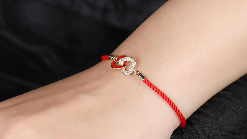 Thiết kế trang nhã, mối nối bằng hai trái tim tạo sự độc đáo