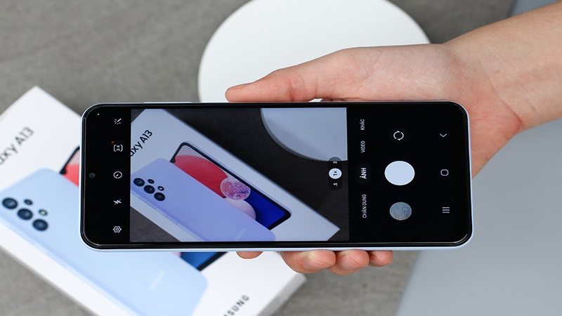Điện thoại Galaxy A13 với thiết kế nhỏ gọn