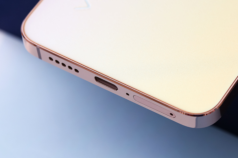 Vivo V23e và Vivo V23 5G đều hỗ trợ sạc nhanh thông qua cổng sạc Type C