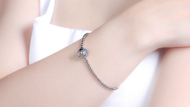 Hạt Charm ấn tượng với ngôi sao xanh