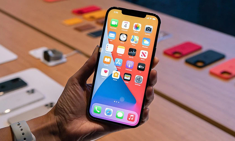 iPhone 12 Pro Max trang bị công nghệ sạc không dây đi kèm sạc nhanh