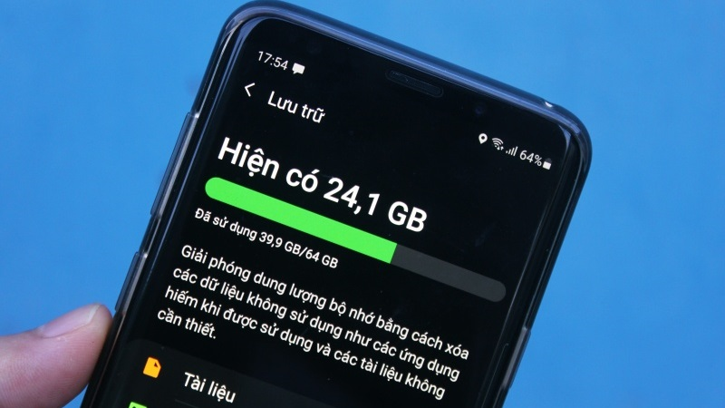 Bộ nhớ trong lên đến 128 GB mang lại không gian lưu trữ lớn so với tầm giá