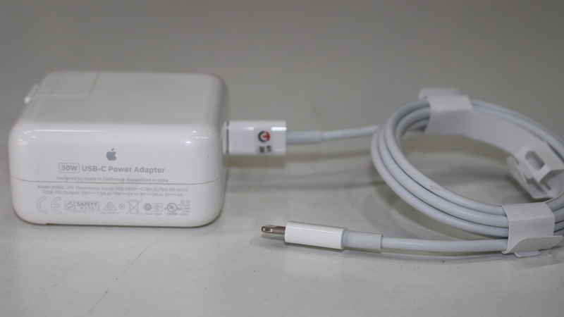 Kiểm tra adapter sạc cũng là 1 cách nên thực hiện 