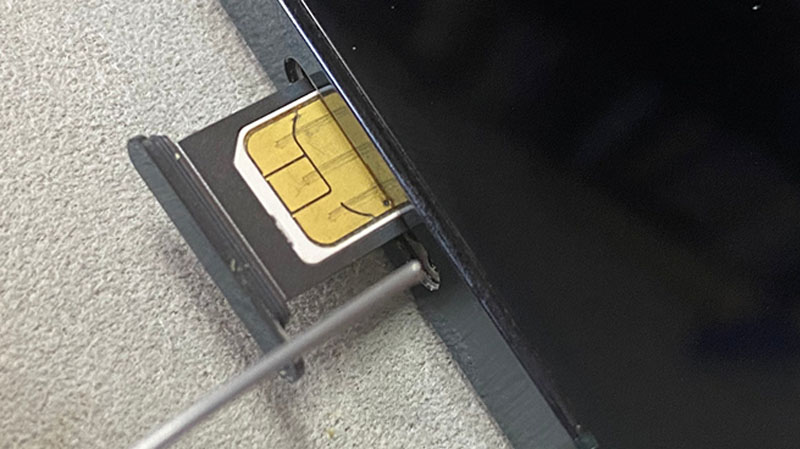 Nên lắp SIM vào khung SIM sao cho kích thước đúng với khay SIM 