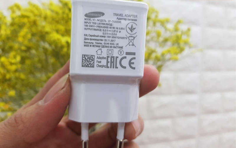 Mặt sau của bộ sạc nhanh có dòng chữ Adaptive Fast Charging