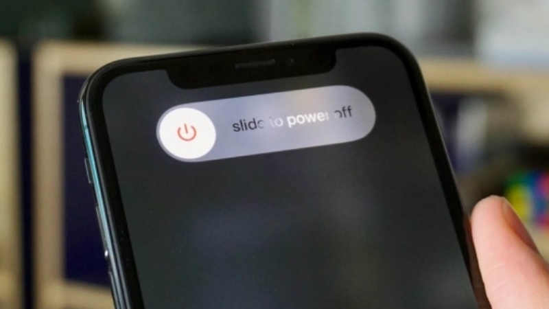 Khởi động lại điện thoại bằng cách nhấn giữ nút nguồn và chọn tắt nguồn