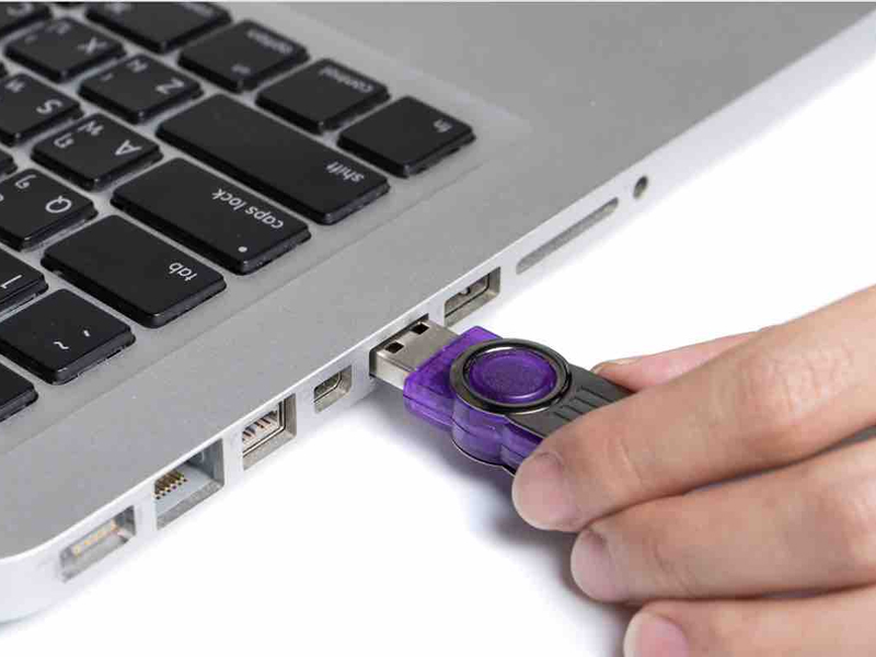 Dùng đầu đọc thẻ để sao lưu dữ liệu từ thẻ nhớ sang máy tính của bạn