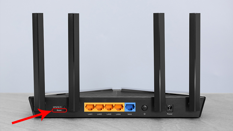 Reset modem WiFi bằng cách nhần và giữ nút Reset trong 10 giây