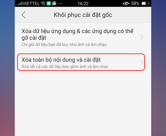 Bước 4: Chọn Xóa toàn bộ nội dung và cài đặt.