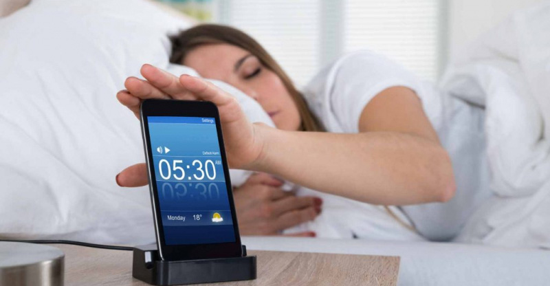 Kiểm tra lại cài đặt của báo thức xem có bị lệch giờ, âm báo nhỏ hay không