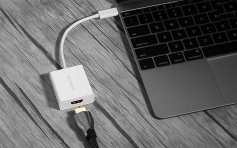 Dùng cáp nối USB để kết nối máy tính bảng với máy tính