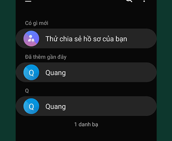 - Bước 1: Vào Danh bạ. Chọn danh bạ bất kỳ.